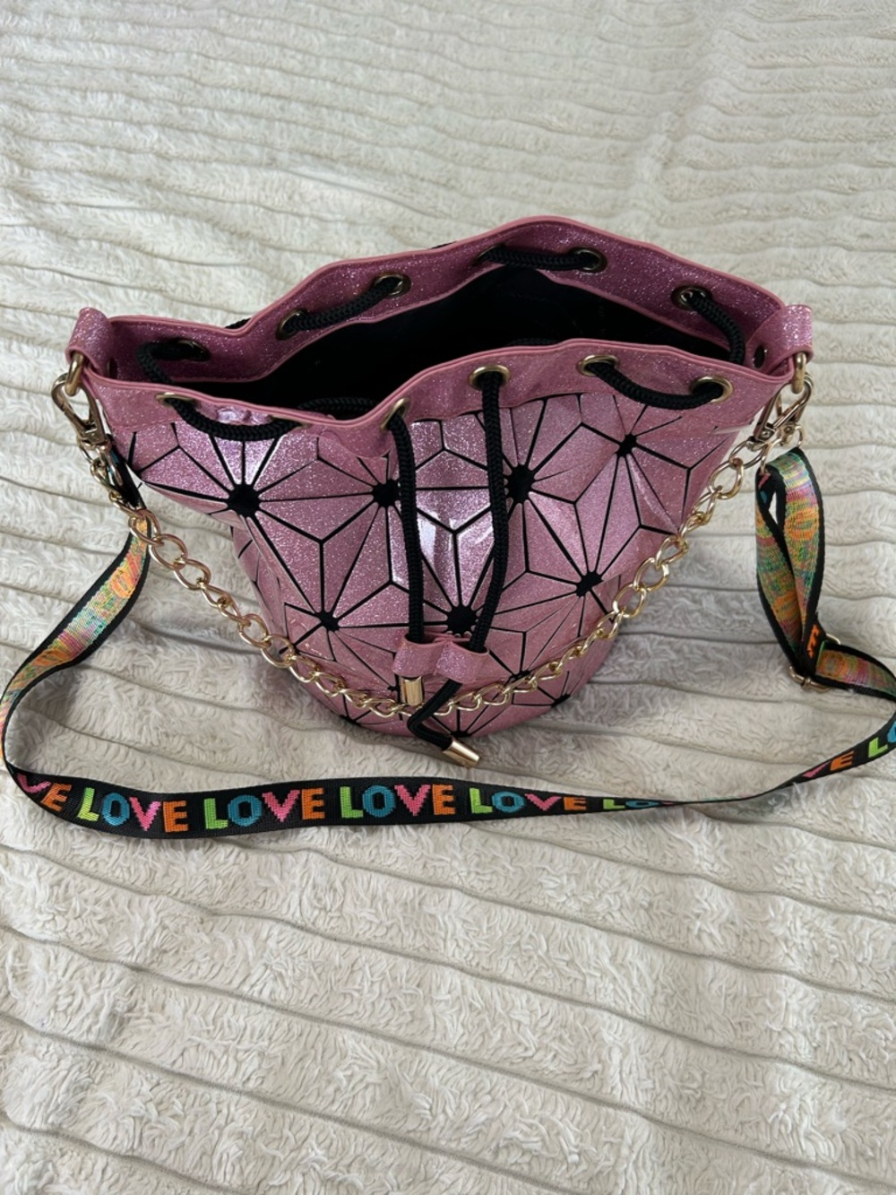 Pink Geometric Drawstring Bucket Bag with Gold Chain - Picture 2 of 11